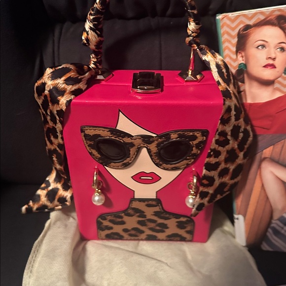 Chic Red Graphic Handbag - Picture 5 of 7